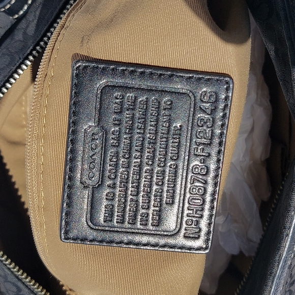 COACH black shoulder bag, zip top, multiple pockets. - Picture 14 of 14